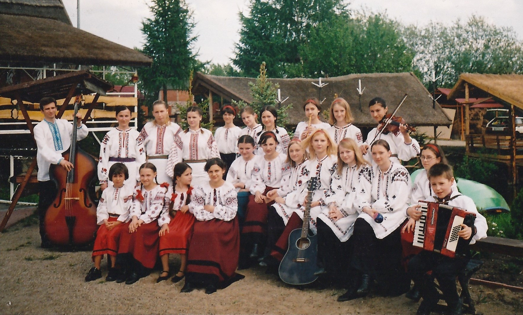 Український ансамбль пісні і танцю «Ранок» з Більська 2003 р.